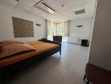 LUCON QUARTIER SUPER U AU CALME MAISON APPARTEMENT MEUBLE 2 CHAMBRES AVEC TERRAIN TENNIS ET JARDINET