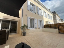 LUCON QUARTIER MARCHE COUVERT ET PISCINE MAISON DE CARACTERE BOURREE DE CHARME AVEC ANNEXES ET PATIO