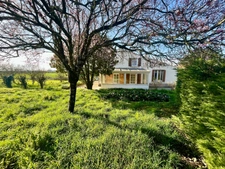 SAINT ETIENNE DE BRILLOUET 85210 EN CAMAPGNE ADORABLE FERMETTE 2/3 CHAMBRES AVEC HANGAR SUR 2500M²