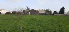SECTEUR LUCON ET A 15 MINUTES DES PLAGES SEULEMENT TERRAIN A BATIR 660M² VIABILISE AVEC ETUDE DE SOL OK