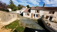 PEAULT (85) AU CALME A 5 MIN DE LUCON ADORABLE FERMETTE RENOVEE 3 CHAMBRES AVEC GRANGE ET DEPENDANCE