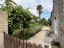 MARSAIS SAINTE RADEGONDE (85570) - ADORABLE MAISON DE PLAIN PIED EN PIERRES AVEC DEPENDANCES ET JARDIN