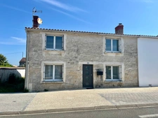 LES MAGNILS REIGNIERS (85) - BEUGNE L'ABBE - RARISSIME MAISON EN PIERRES RENOVEE 4 CHAMBRES AVEC JARDIN