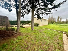 LUCON 85400 PROXIMITE ZONE COMMERCIALE LECLERC AGREABLE MAISON SEMI PLAIN PIED AVEC ANNEXES SUR 3000M²