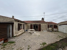 PUYRAVAULT (85) A 20 MINUTES DE LA ROCHELLE AUTHENTIQUE LONGERE EN PIERRES A RAFRAICHIR SUR 333 M² CLOS