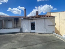 MAREUIL SUR LAY EMPLACEMENT N°1 IMMEUBLE AVEC MURS COMMERCIAUX LOUES ET APPARTEMENT T2 A RENOVER
