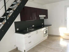 LUCON COEUR DE VILLE MAISON EN PIERRES PARFAITEMENT RENOVEE 3 CHAMBRES ET COUR AVEC LOCATAIRE EN PLACE