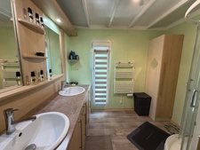 SAINT CYR EN TALMONDAIS (85) DANS RESIDENCE AVEC PISCINE CHALET BOIS 3 CHAMBRES AVEC VERANDA ET JARDIN