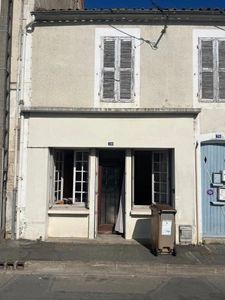 LUCON (85) PROCHE CATHEDRALE ET PISCINE MAISON DE VILLE 4 CHAMBRES AVEC COURETTE A RENOVER A PRIX FOU