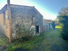 LE GUE DE VELLUIRE (85770) AU CALME ABSOLU MAISON EN PIERRES AVEC GRANGES ET DEPENDANCES SUR 4500M²