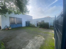 LUCON COEUR DE VILLE RARISSIME BATIMENTS PLAIN PIED 175M² POSSIBILITE LOFT MAISON GARAGES STOCKAGE DOJO