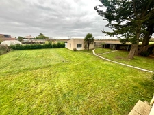 LUCON 85400 PROXIMITE ZONE COMMERCIALE LECLERC AGREABLE MAISON SEMI PLAIN PIED AVEC ANNEXES SUR 3000M²