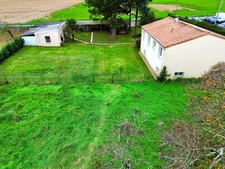 LUCON 85400 PROXIMITE ZONE COMMERCIALE LECLERC AGREABLE MAISON SEMI PLAIN PIED AVEC ANNEXES SUR 3000M²