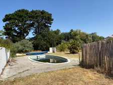 BRETIGNOLLES SUR MER 85 -AUX ENCHERES- A 800M DES PLAGES PARCELLE DE TERRAIN AVEC PISCINE 542M² A BATIR