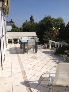 LAIROUX 85400 VILLA CONTEMPORAINE 4 CHAMBRES AVEC PISCINE GARAGE ET JARDIN PAYSAGE ENTIEREMENT CLOS