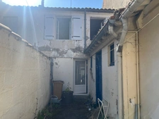 LUCON (85) PROCHE CATHEDRALE ET PISCINE MAISON DE VILLE 4 CHAMBRES AVEC COURETTE A RENOVER A PRIX FOU