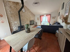 TRIAIZE (85) A 15 MINUTES DES PLAGES SEULEMENT MAISON EN PIERRES RENOVEE AVEC GRANGE SUR 1100M² CLOS