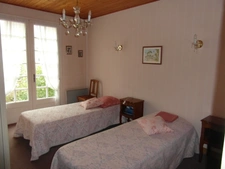 LES MAGNILS REIGNIERS (85) - BEUGNE L'ABBE - ENSEMBLE IMMOBILIER COMPOSE DE 2 MAISONS GARAGE SUR 452M²