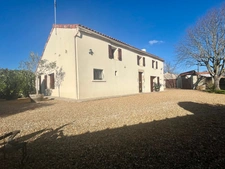 NALLIERS 85370 CALME ABSOLU AUTHENTIQUE FERME RENOVEE AVEC PISCINE HANGAR ET DEPENDANCES SUR 2622M²