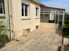 SAINTE HERMINE 85210 CALME ABSOLU AGREABLE MAISON SUR SOUS SOL COMPLET AVEC VERANDA SUR 1000M² CLOS