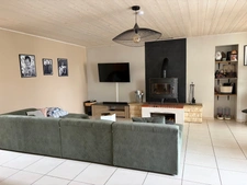 BESSAY (85320) AU CALME CHARMANTE MAISON EN PIERRES RENOVEE 3/4 CHAMBRES AVEC DEPENDANCES ET JARDIN