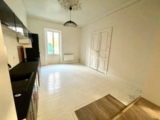 LUCON QUARTIER MARCHE COUVERT CHARMANTE MAISON EN PIERRES RENOVEE DE PLAIN PIED AVEC JARDIN ET CAVE
