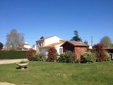 LAIROUX (85) MAISON SUR DEMI SOUS SOL A RENOVER AVEC VERANDA PISCINE ET MAISON D'AMIS SUR PARC CLOS