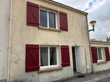 TRIAIZE (85) A 15 MINUTES DES PLAGES SEULEMENT MAISON EN PIERRES RENOVEE AVEC GRANGE SUR 1100M² CLOS