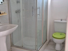 LUCON PROCHE COMMERCES ET LYCEES AGREABLE APPARTEMENT REZ DE JARDIN 50 M² / 2 CHAMBRES AVEC COURETTE