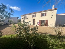 NALLIERS 85370 CALME ABSOLU AUTHENTIQUE FERME RENOVEE AVEC PISCINE HANGAR ET DEPENDANCES SUR 2622M²