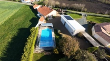 NALLIERS 85370 CALME ABSOLU AUTHENTIQUE FERME RENOVEE AVEC PISCINE HANGAR ET DEPENDANCES SUR 2622M²