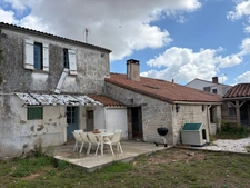 SAINTE GEMME LA PLAINE (85400) ADORABLE MAISON EN PIERRES 4/5 CHAMBRES AVEC DEPENDANCE ET JARDIN CLOS
