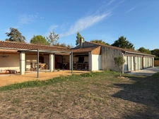 SAINT MICHEL EN L'HERM (85) 10 MIN DES PLAGES ENSEMBLE IMMOBILIER 222M² AVEC PISCINE ANNEXES ET JARDIN