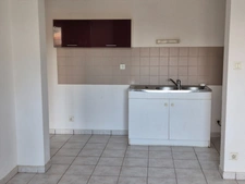 LUCON PROCHE COMMERCES ET LYCEES AGREABLE APPARTEMENT REZ DE JARDIN 50 M² / 2 CHAMBRES AVEC COURETTE