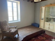 MOUTIERS SUR LAY EN PLEIN COEUR DU BOURG MAISON EN PIERRES RENOVEE 4 CHAMBRES AVEC LOCATAIRE EN PLACE