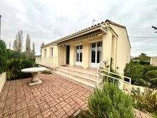 LUCON 85400 PROXIMITE ZONE COMMERCIALE LECLERC AGREABLE MAISON SEMI PLAIN PIED AVEC ANNEXES SUR 3000M²