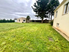 LUCON 85400 PROXIMITE ZONE COMMERCIALE LECLERC AGREABLE MAISON SEMI PLAIN PIED AVEC ANNEXES SUR 3000M²