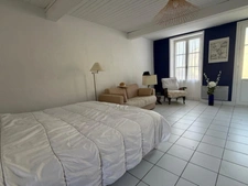 SAINT MICHEL EN L'HERM (85) 10 MIN DES PLAGES AGREABLE MAISON EN PIERRE POSSIBILITE 2 GITES AVEC JARDIN