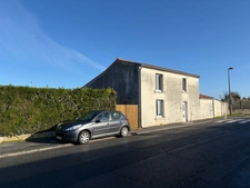 LUCON 85400 PROCHE SUPER U ADORABLE MAISON EN PIERRES RENOVEE/3 CHAMBRES AVEC ANNEXES + JARDIN CLOS