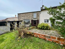 LA CAILLERE SAINT HILAIRE 85410 CHARMANTE MAISON DE VILLAGE RENOVEE 4 CHAMBRES AVEC ANNEXES SUR 500M²