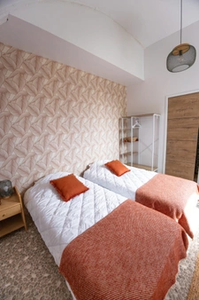 CHAVAGNES EN PAILLERS (85250) - LIEU D'EXCEPTION - ANCIENNE CHAPELLE RENOVEE 6 CHAMBRES SUR 900M² CLOS