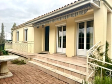 LUCON 85400 PROXIMITE ZONE COMMERCIALE LECLERC AGREABLE MAISON SEMI PLAIN PIED AVEC ANNEXES SUR 3000M²