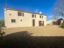 NALLIERS 85370 CALME ABSOLU AUTHENTIQUE FERME RENOVEE AVEC PISCINE HANGAR ET DEPENDANCES SUR 2622M²