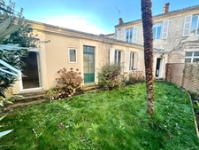 LUCON QUARTIER MARCHE COUVERT CHARMANTE MAISON EN PIERRES RENOVEE DE PLAIN PIED AVEC JARDIN ET CAVE