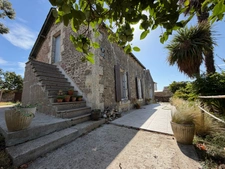 MARSAIS SAINTE RADEGONDE (85570) - ADORABLE MAISON DE PLAIN PIED EN PIERRES AVEC DEPENDANCES ET JARDIN