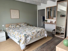TRIAIZE (85) A 15 MINUTES DES PLAGES SEULEMENT MAISON EN PIERRES RENOVEE AVEC GRANGE SUR 1100M² CLOS