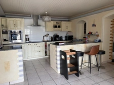 BESSAY (85320) AU CALME CHARMANTE MAISON EN PIERRES RENOVEE 3/4 CHAMBRES AVEC DEPENDANCES ET JARDIN