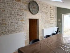 BESSAY (85320) AU CALME CHARMANTE MAISON EN PIERRES RENOVEE 3/4 CHAMBRES AVEC DEPENDANCES ET JARDIN