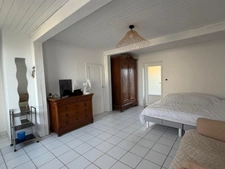 SAINT MICHEL EN L'HERM (85) 10 MIN DES PLAGES AGREABLE MAISON EN PIERRE POSSIBILITE 2 GITES AVEC JARDIN