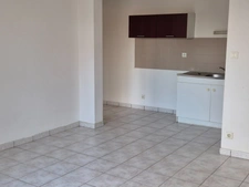 LUCON PROCHE COMMERCES ET LYCEES AGREABLE APPARTEMENT REZ DE JARDIN 50 M² / 2 CHAMBRES AVEC COURETTE